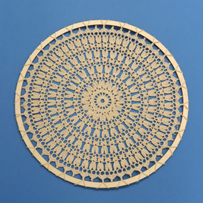 beżowa w drewnianej obręczy 34 cm
