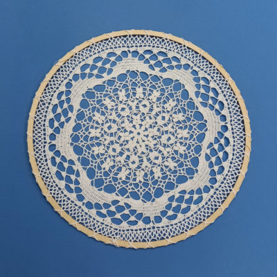 biała w drewnianej obręczy 42 cm (2)