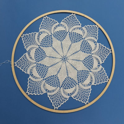 biała w drewnianej obręczy 46 cm