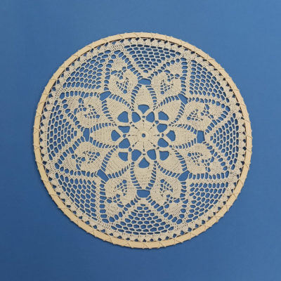 kremowa w drewnianej obręczy 40 cm