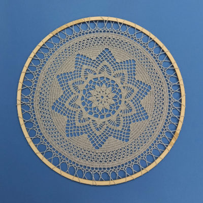 szara w drewnianej obręczy 44 cm